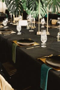 black tablesetting for event